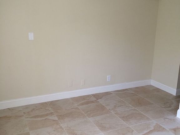 5th image of 1075 NE 39th St APT 110
