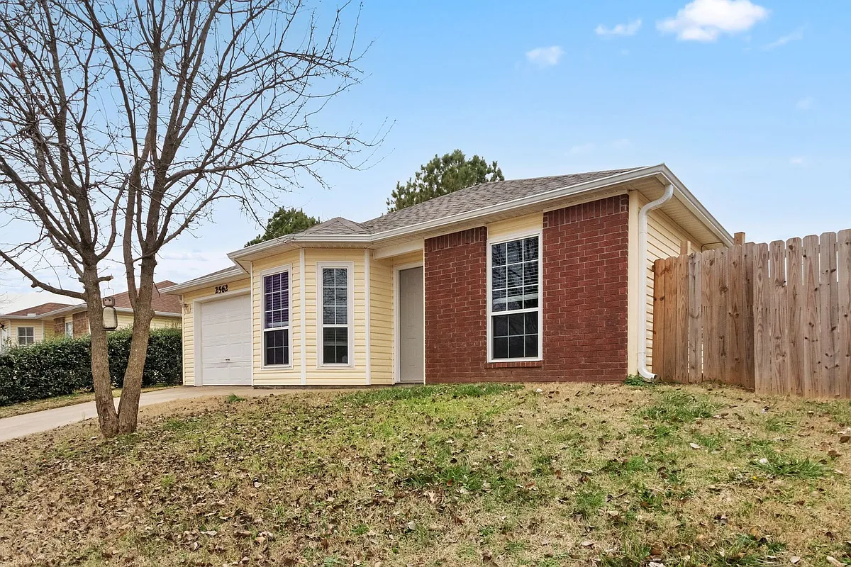Building Photo - 2562 Brookside St