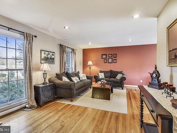 3rd image of 1388 Canterbury Way