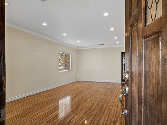 4th image of 666 W Lexington Dr