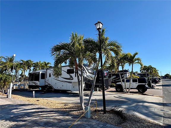 3rd image of 835 Gulf Waters Blvd
