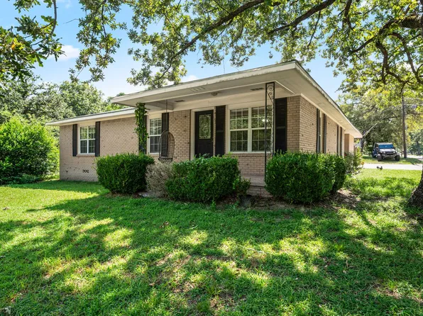 600 W Cayuga Dr, Athens, TX 75751