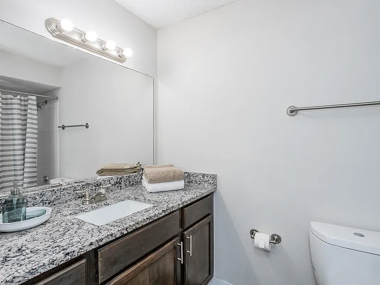 Oak Tree Village Bathroom 1 Bedroom 754sq ft