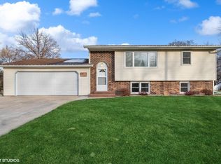 214 Oak St, Waverly, IA 50677