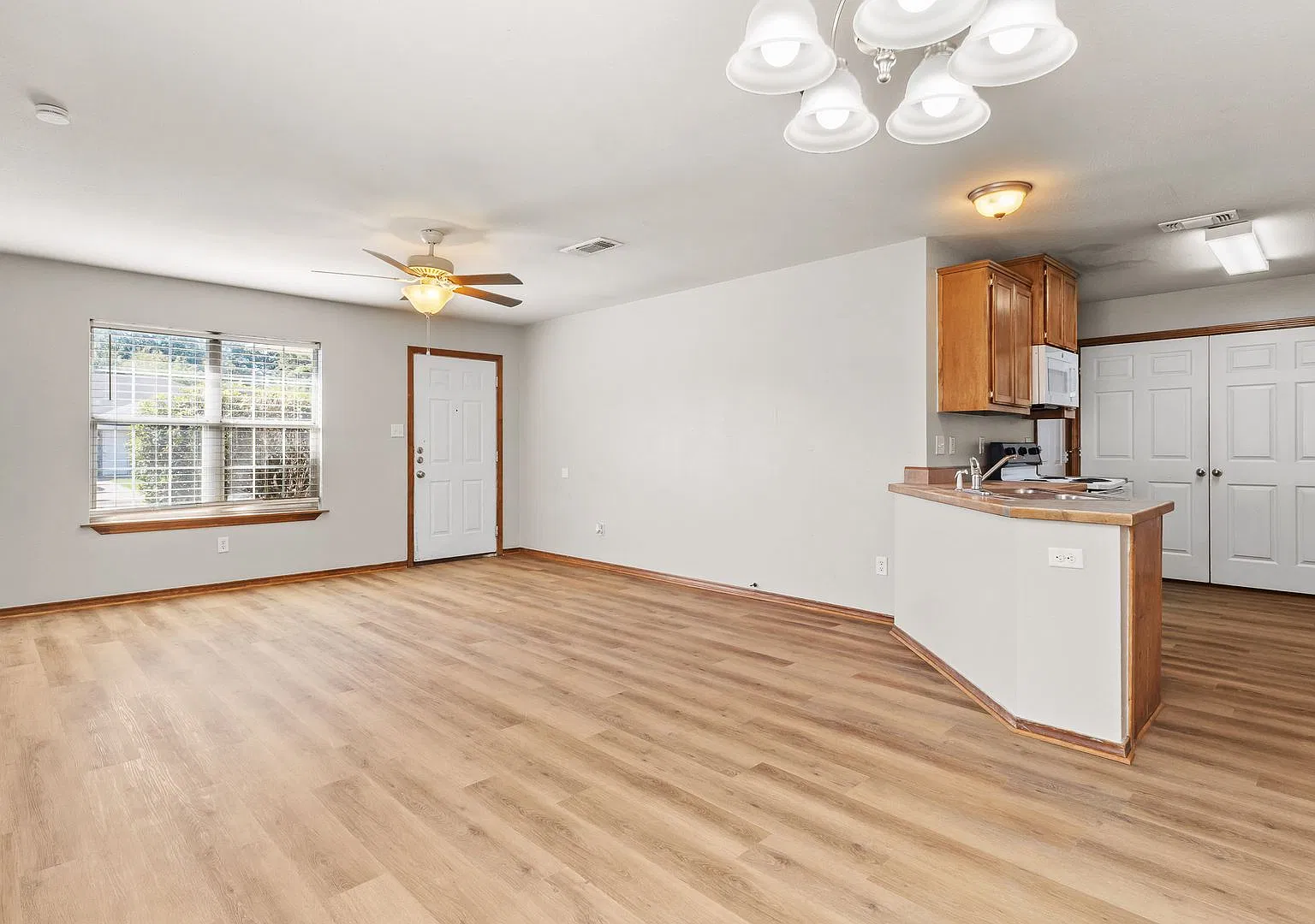 4206 & 4208 Magnolia — Photo 4