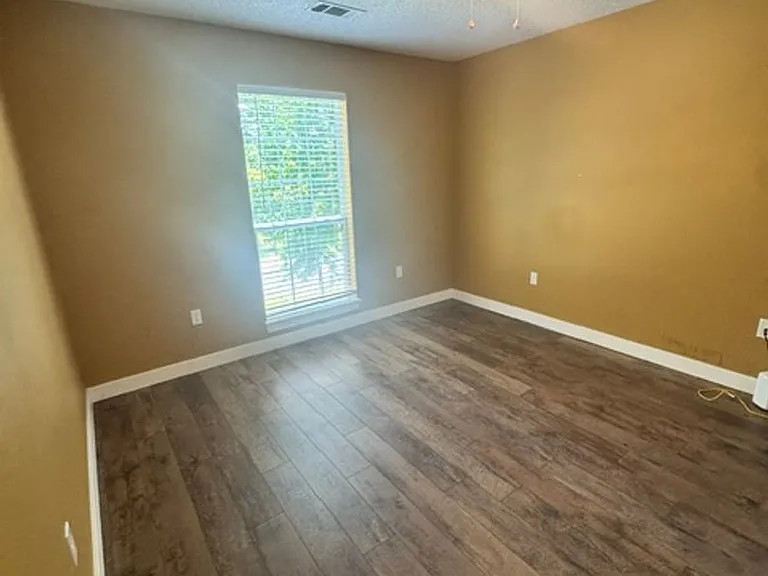 712 Denise Dr — Photo 4