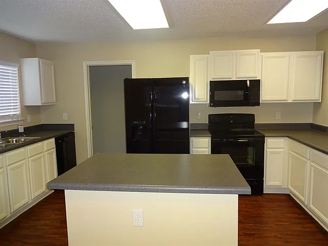 3 bed, 2.0 bath, 1643 sqft, $2,095 — Photo 2