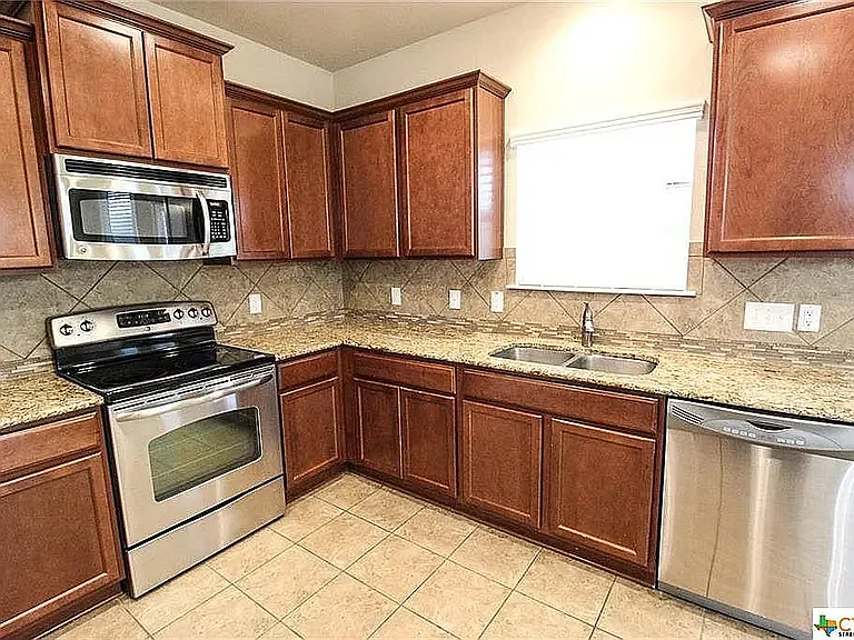 3 bed, 2.5 bath, 2369 sqft, $1,900 — Photo 4
