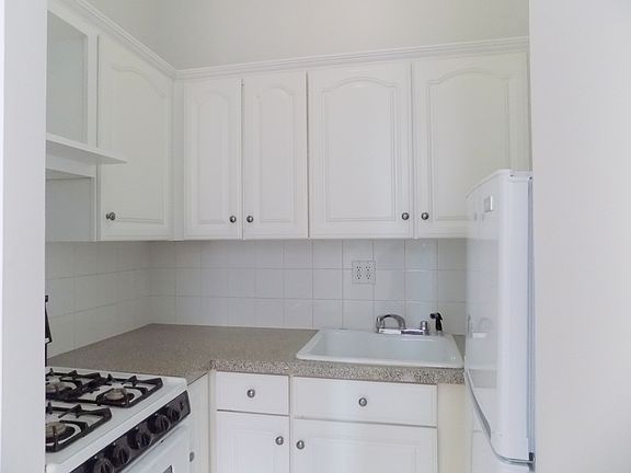 5th image of 107 Eldridge St APT 2