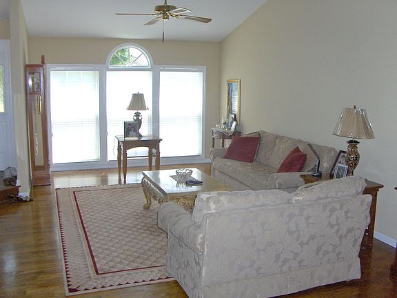 2nd image of 70 Fontaine Ct Unit 70