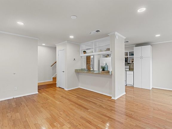 2nd image of 900 Taulbee Ln APT 109
