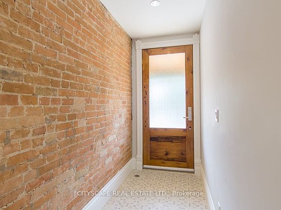 4th image of 936 Dundas St E