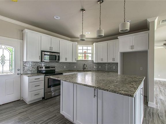 4th image of 2308 Fairway Dr