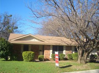 910 Tuskegee St, Grand Prairie, TX 75051