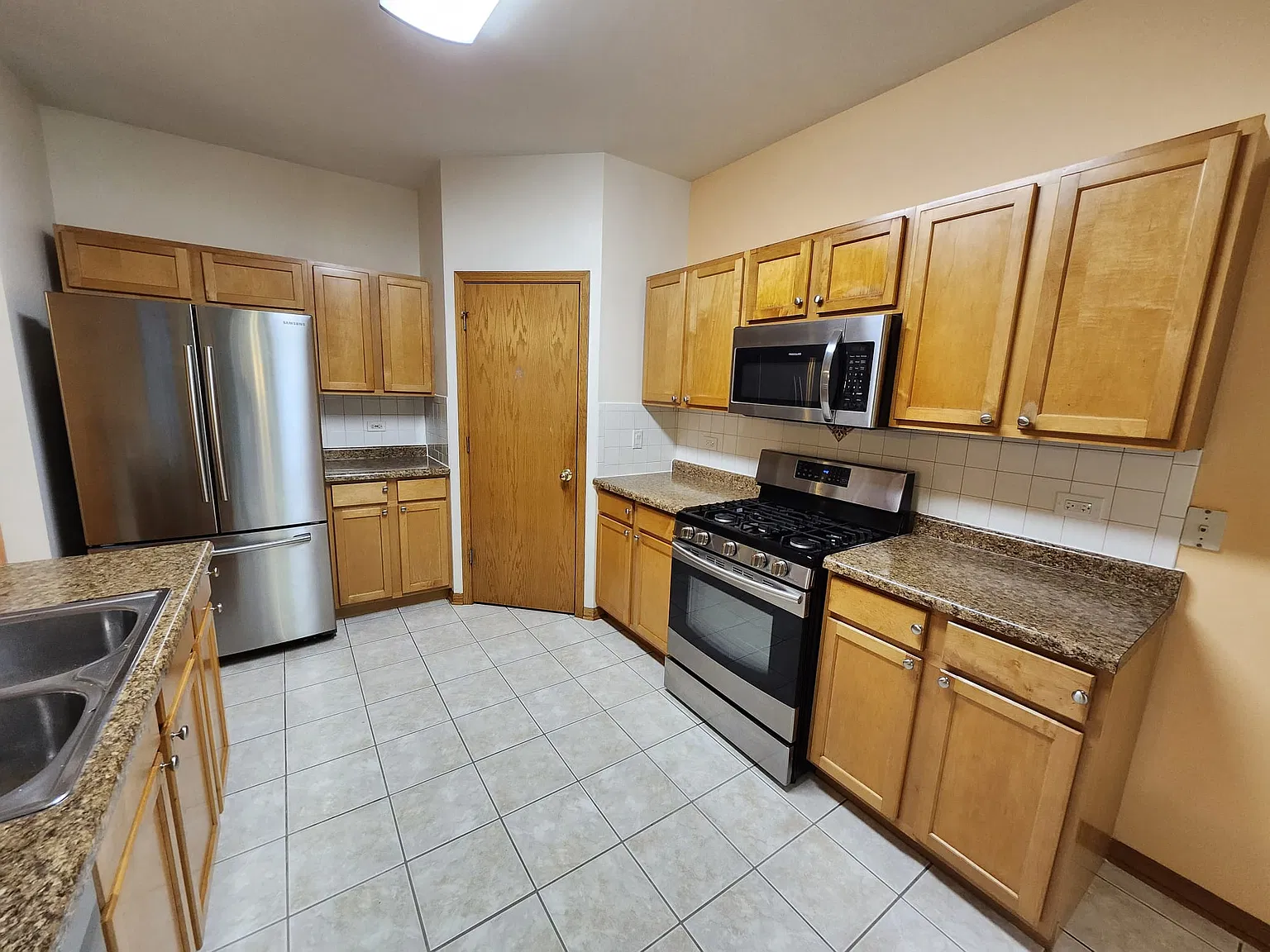 4 bed, 3.5 bath, 2950 sqft, $3,950 — Photo 2