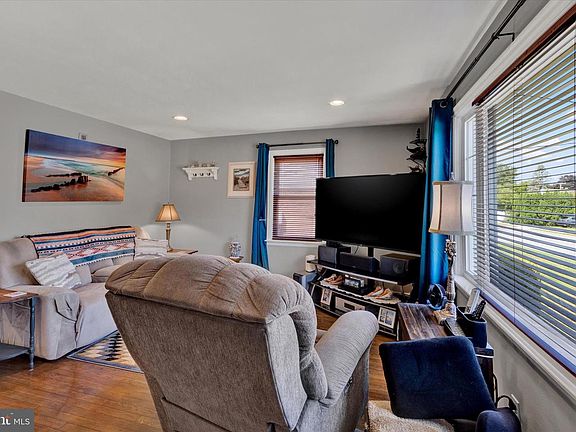 5th image of 106 E Poplar St