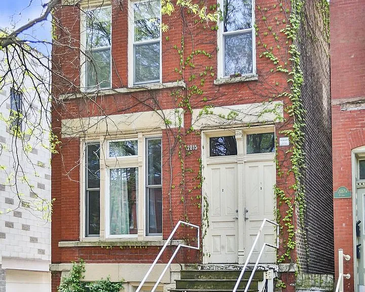 Amazing 2 Bedroom + Den. Separate Living/Dining Room. Large Deck. Lots of Natural Light. — Photo 2