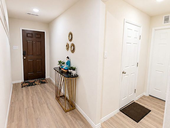 4th image of 1202 Lavaca Dr