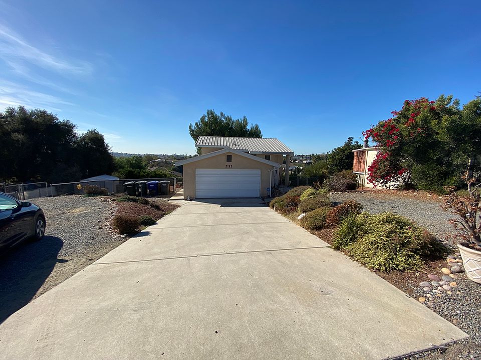 Front with parking on both sides. Garage in the middle.