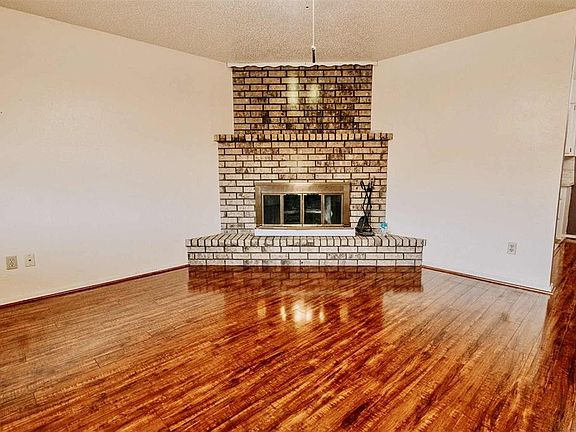 5th image of 815 S Dogwood Dr