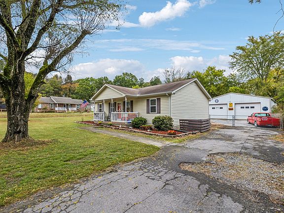 3rd image of 40 Roberts Ln