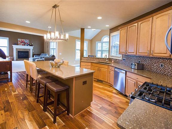 2nd image of 3202 Laura Ln