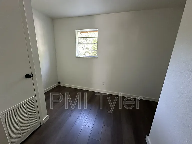 1538 N Hill Ave — Photo 13