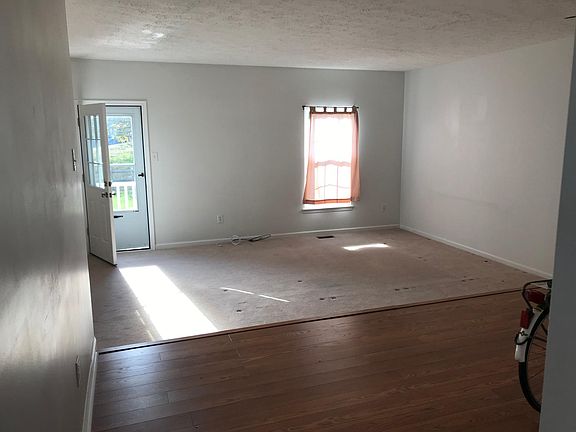 3rd image of 101 W Shetland Ct