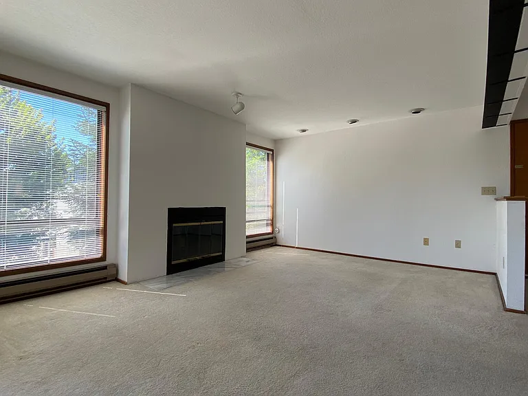 Close to a variety of grocery stores and Ballard's Sunday Farmer's Market!