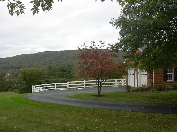 Mountain view, fenced yard, sideload garages
