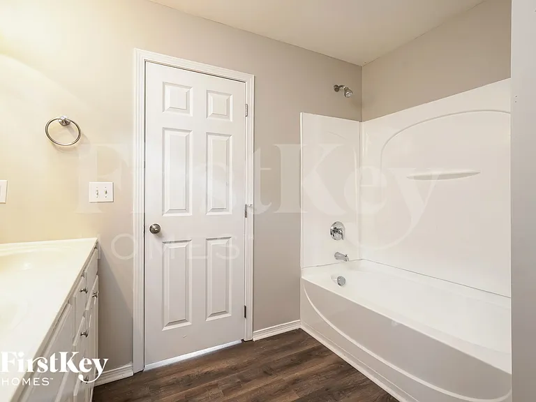 520 Martha Ct — Photo 11