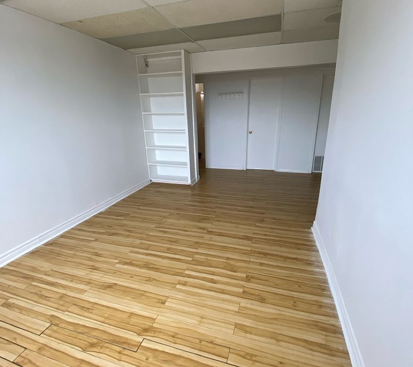 1st image of 146 Queen St E #2