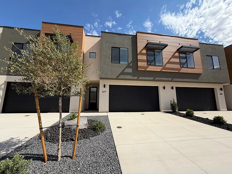 577 E Hemsworth Ln — Photo 2