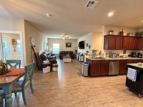3rd image of 620 W Sheldon Ave