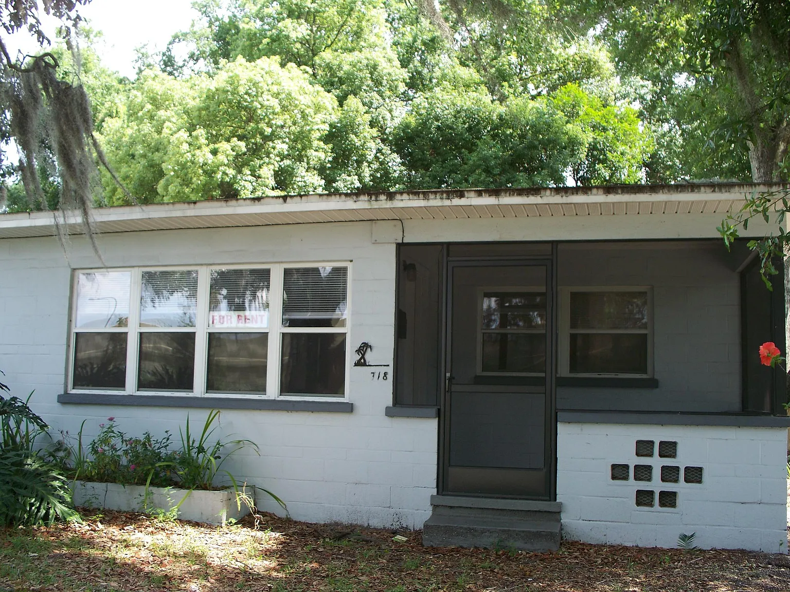 718 E Anderson St — Photo 2
