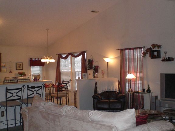 Great Room W/Vaulted Ceiling