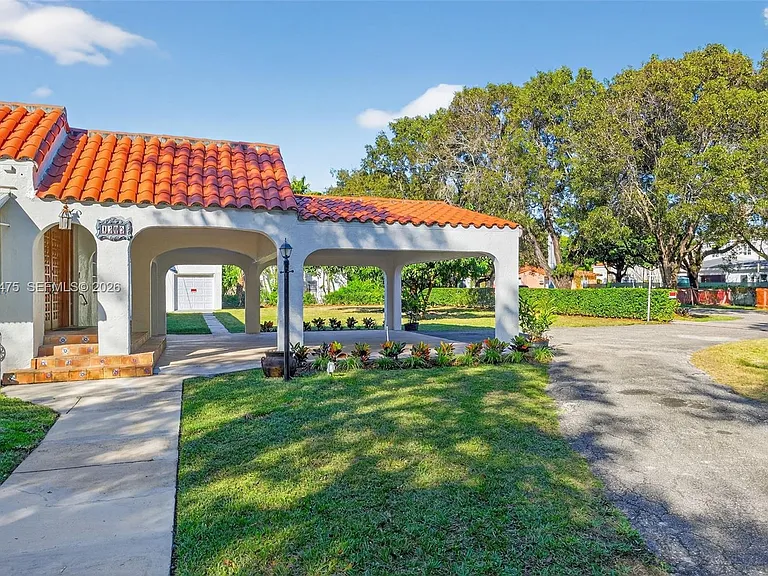 1305 Alhambra Cir — Photo 3