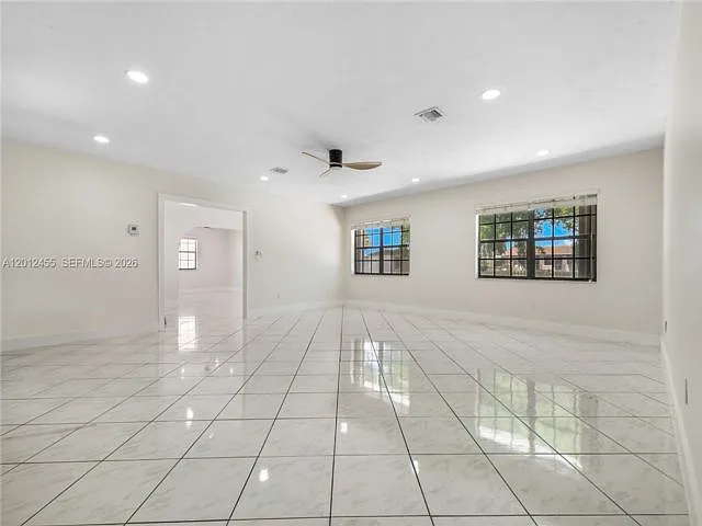 3 bed, 2.0 bath, 1534 sqft, $3,900 — Photo 2