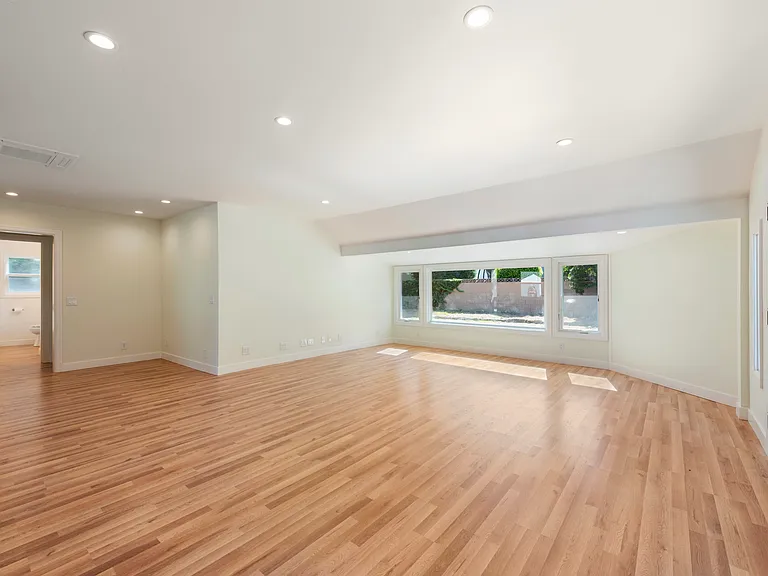 301 Frances St — Photo 5