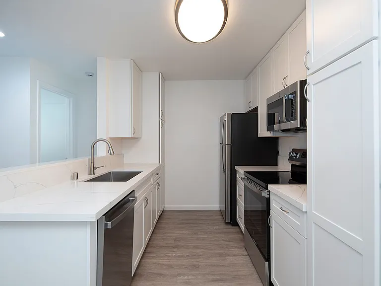 Mission Pacific Apartments — Photo 28
