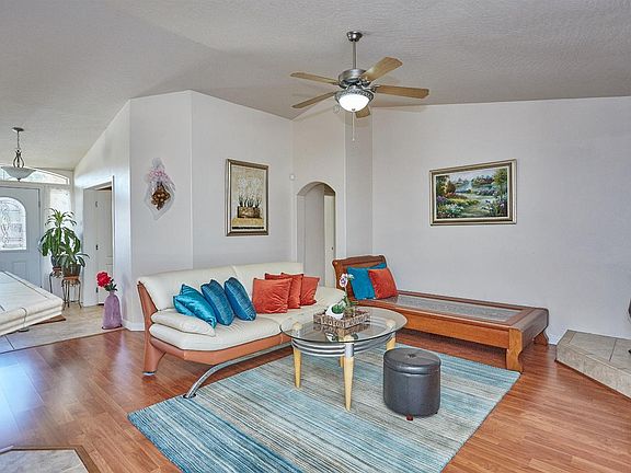 4th image of 18646 Plumas St