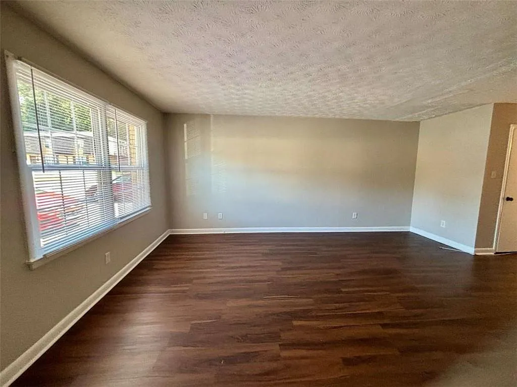 3 bed, 2.5 bath, $1,600 — Photo 3