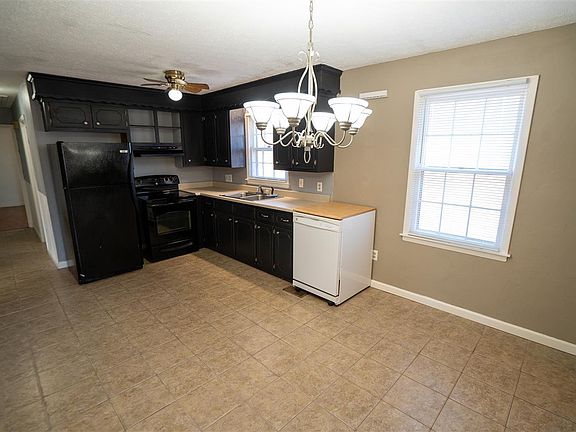 4th image of 212 Pinewood Ct