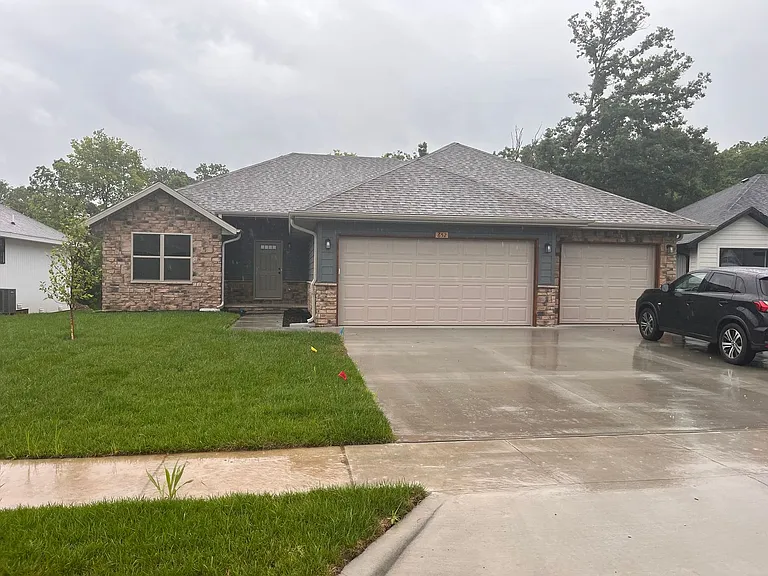 652 W Brook Hollow Dr — Photo 1