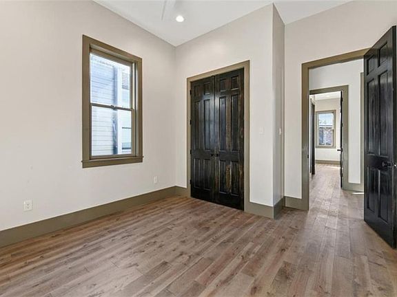 5th image of 252 Elmira Ave
