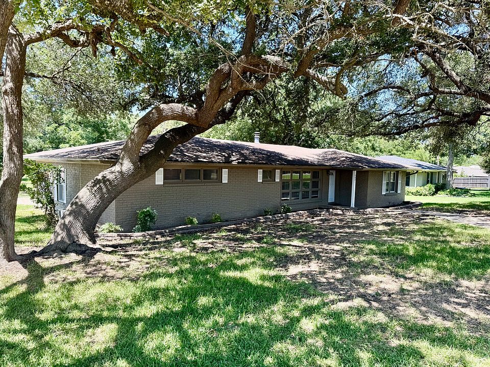 1st image of 400 White Oak Dr