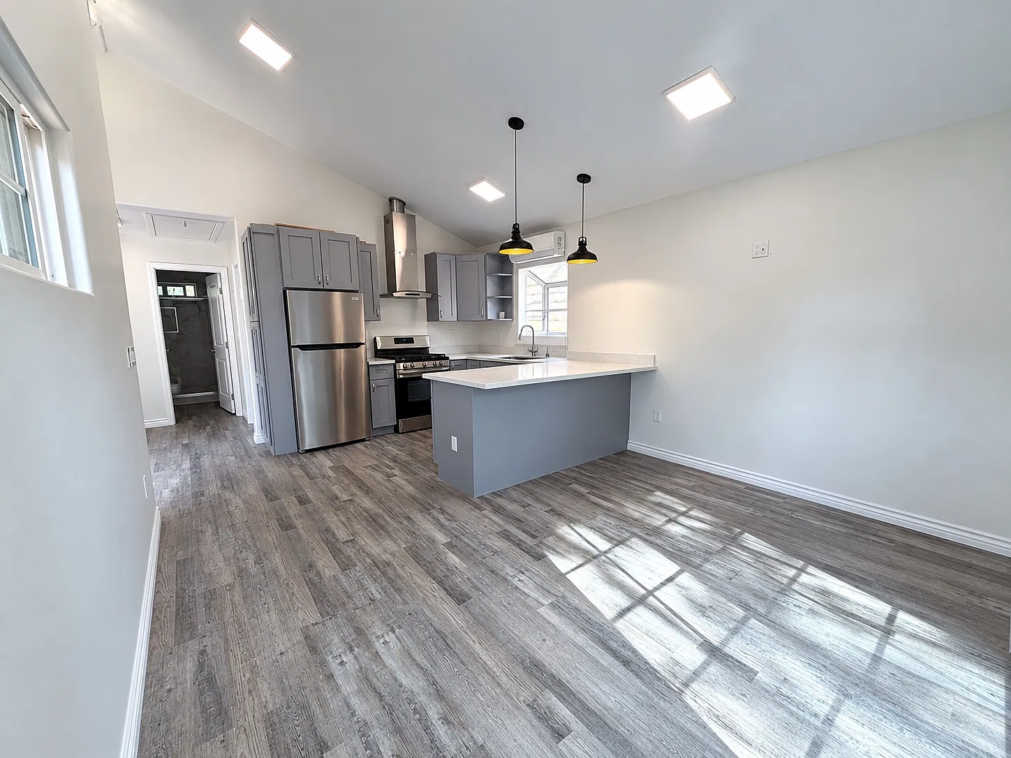 2 bed, 1.5 bath, 700 sqft, $3,200 — Photo 2