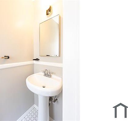 5th image of 553 W 45th St APT 1