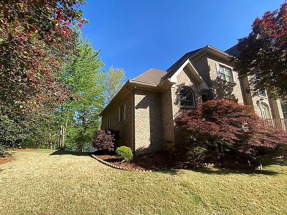 3rd image of 1041 Lake Heather Rd