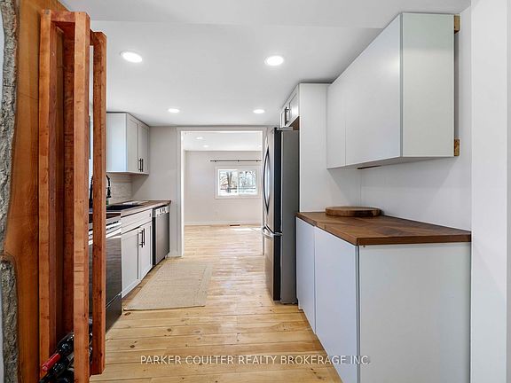 3rd image of 160 Duckworth St